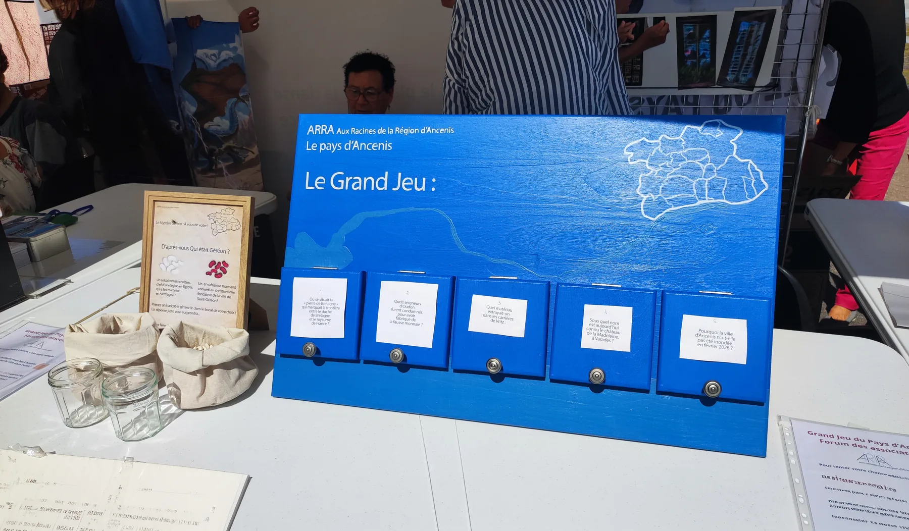 Le Grand Jeu : un plateau bleu aux couleurs du Pays d'Ancenis, avec cinq cases à ouvrir