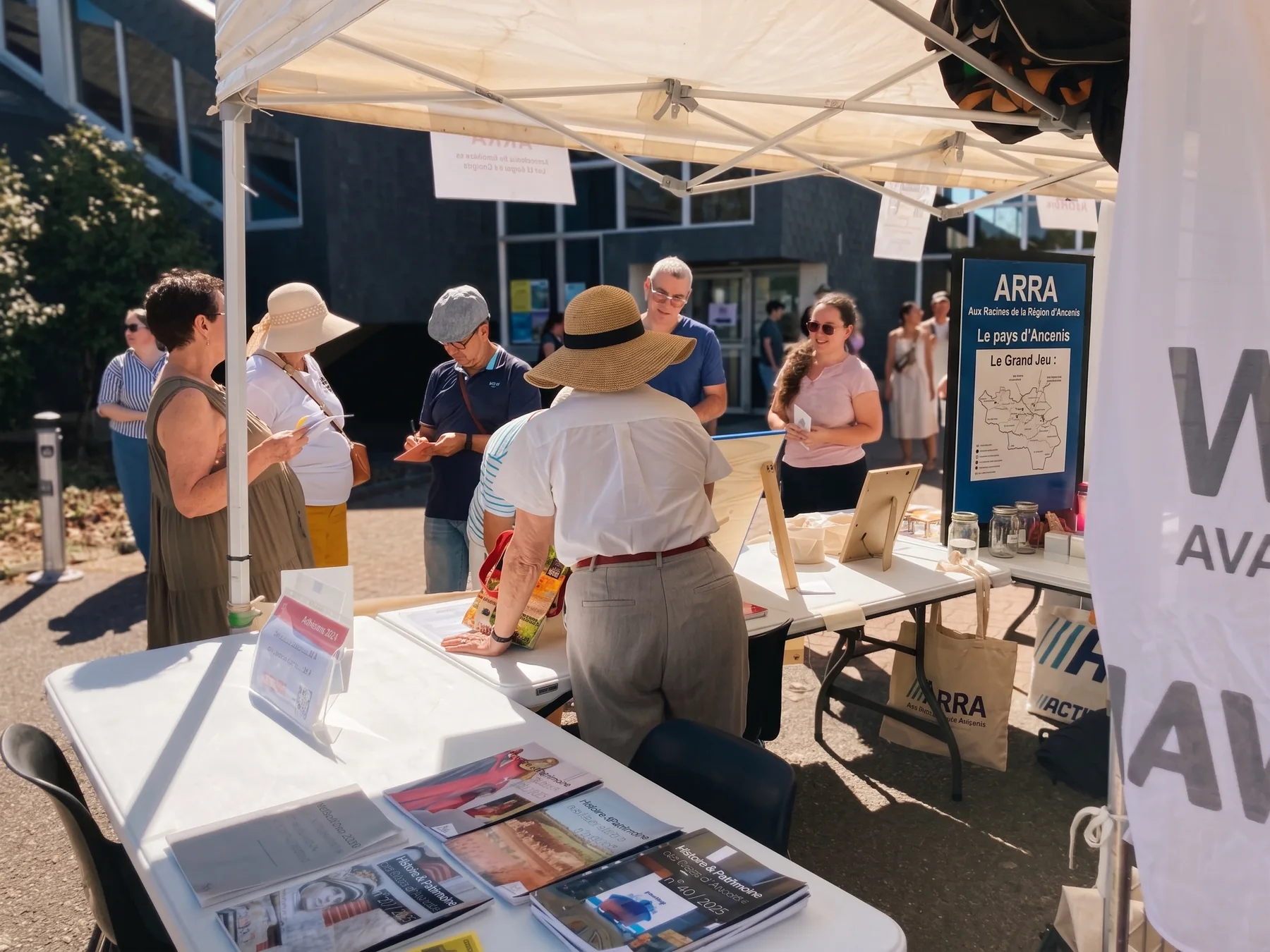 Des visiteurs de tous âges autour du stand de l'ARRA, au Forum des associations d'Ancenis