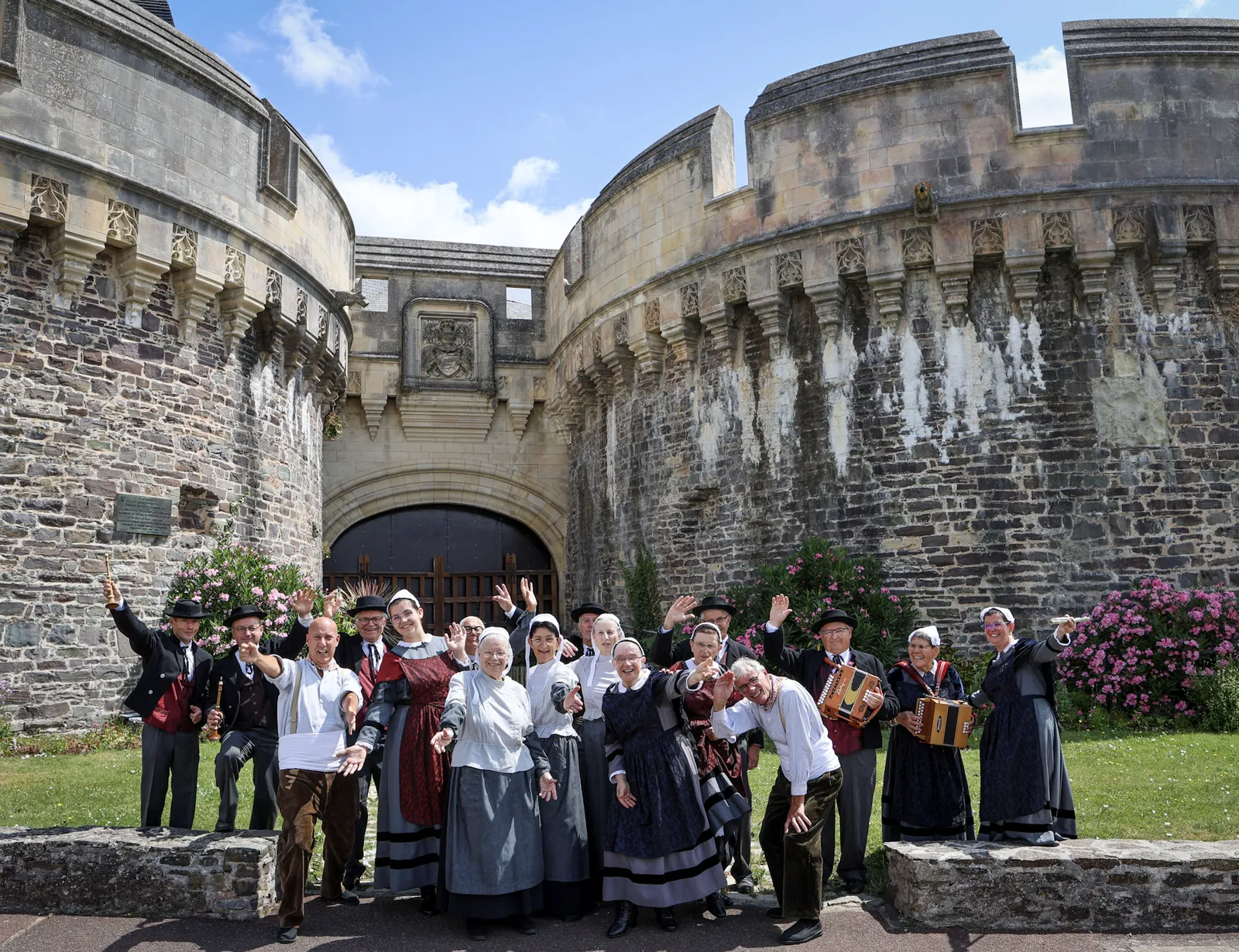 Le groupe au complet devant le château d'Ancenis