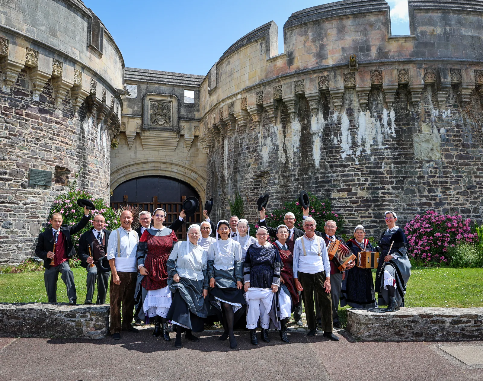 Le groupe devant la porte du château, chapeaux levés