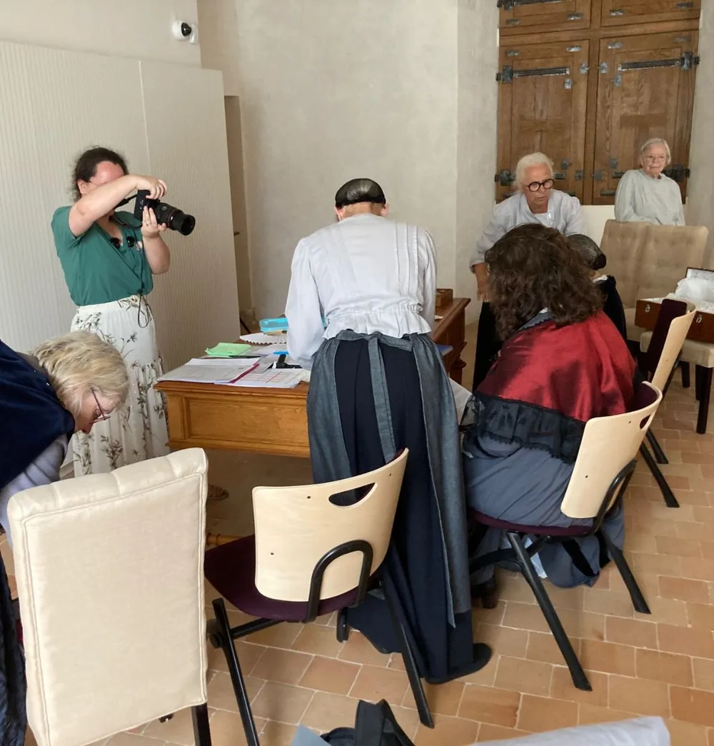 Manon Devaux en reportage, appareil photo à la main
