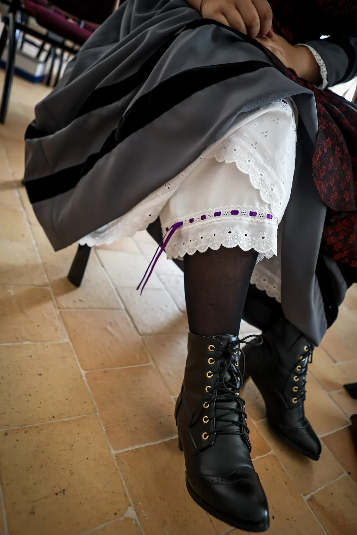 Jupe, jupon brodé et bottines lacées