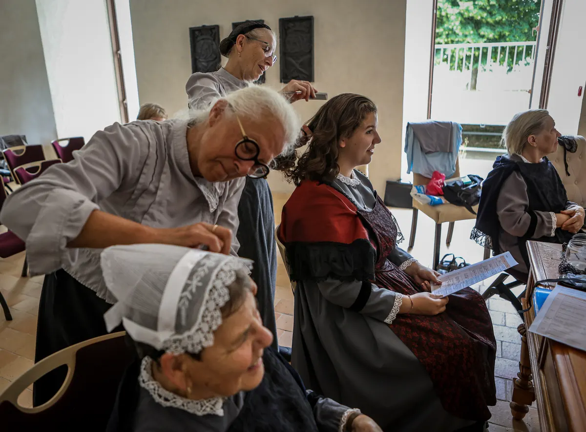 Dans la salle, chacune est coiffée à son tour