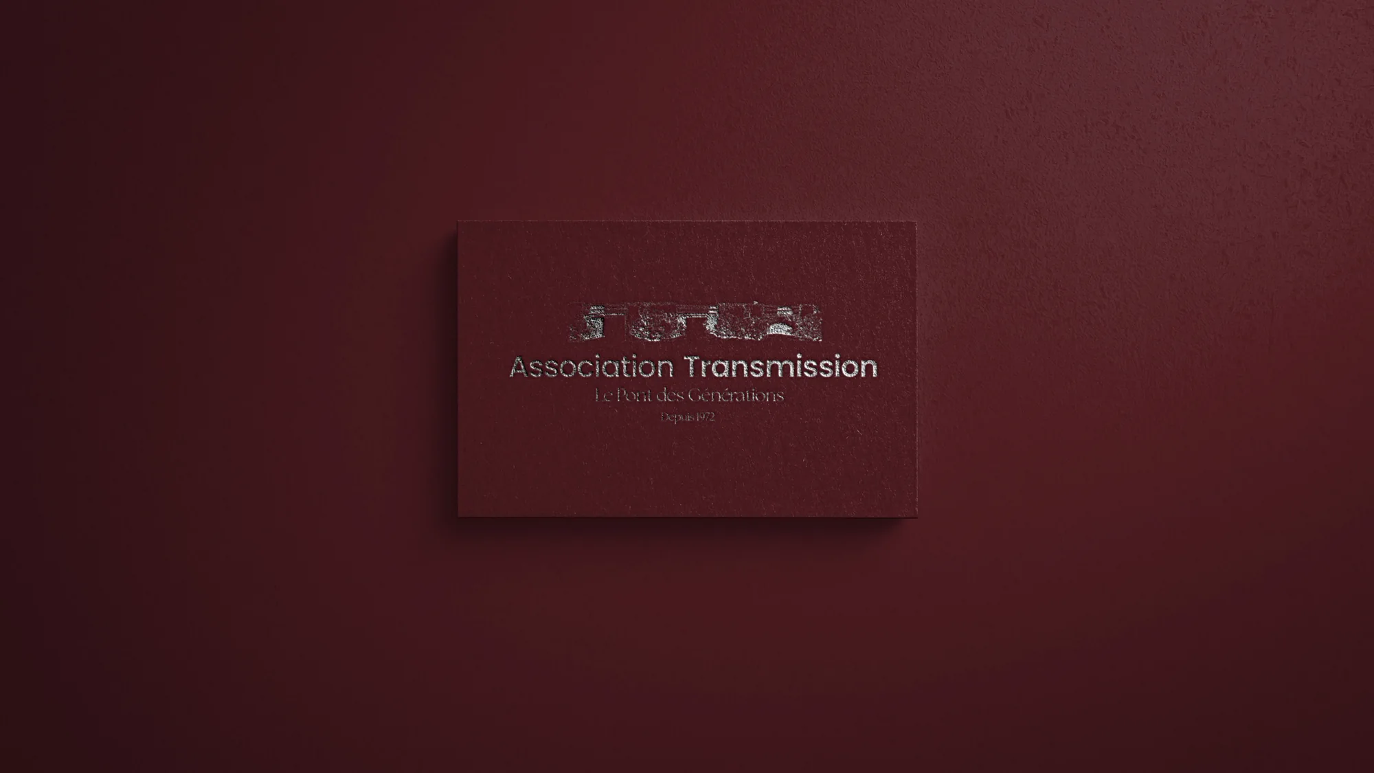 La carte de visite, logo doré sur fond lie de vin